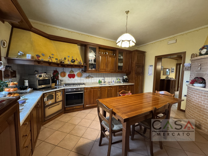 A Gaiarine, in Via Salvatoizza, proponiamo in vendita un’ampia villa bifamiliare dall’affascinant...