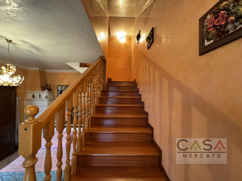 A Gaiarine, in Via Salvatoizza, proponiamo in vendita un’ampia villa bifamiliare dall’affascinant...