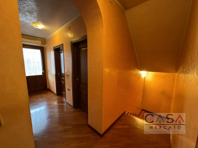 A Gaiarine, in Via Salvatoizza, proponiamo in vendita un’ampia villa bifamiliare dall’affascinant...