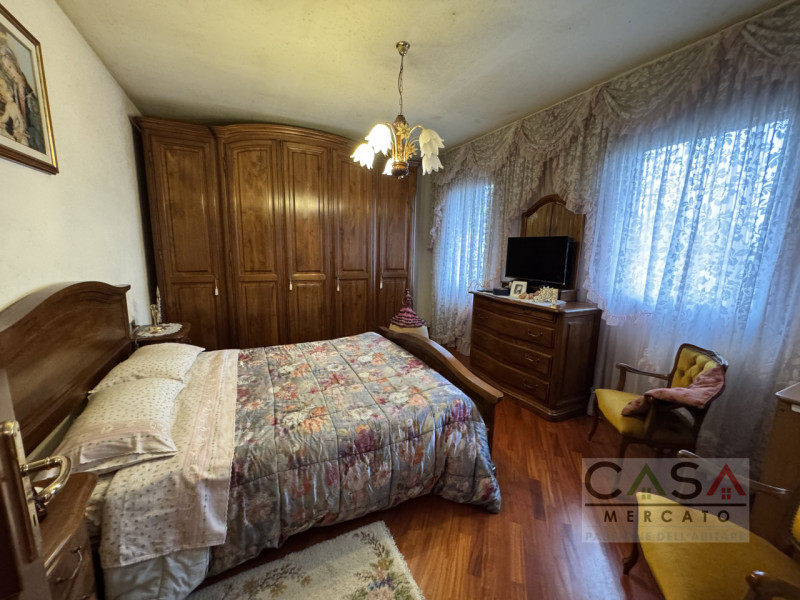 A Gaiarine, in Via Salvatoizza, proponiamo in vendita un’ampia villa bifamiliare dall’affascinant...