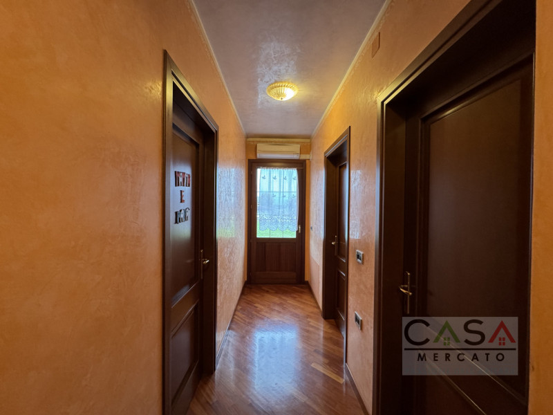 A Gaiarine, in Via Salvatoizza, proponiamo in vendita un’ampia villa bifamiliare dall’affascinant...