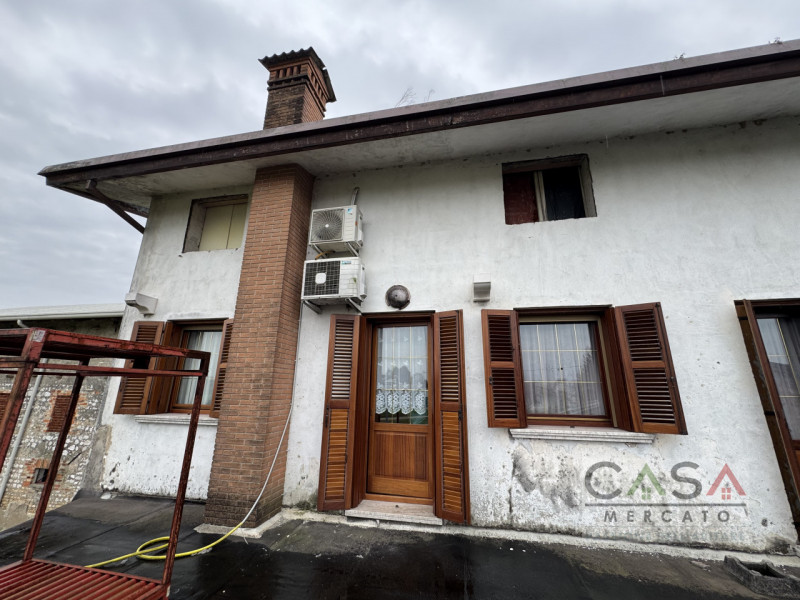 A Gaiarine, in Via Salvatoizza, proponiamo in vendita un’ampia villa bifamiliare dall’affascinant...