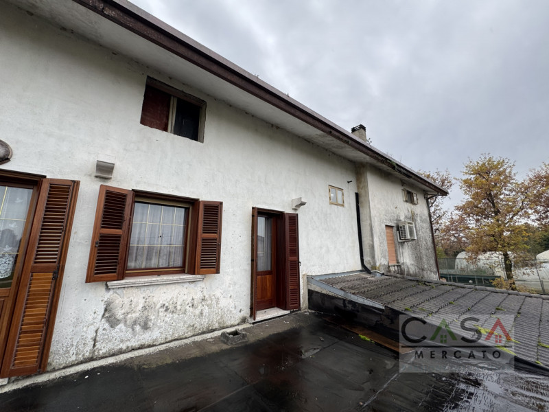 A Gaiarine, in Via Salvatoizza, proponiamo in vendita un’ampia villa bifamiliare dall’affascinant...