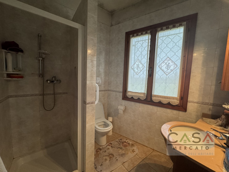 A Gaiarine, in Via Salvatoizza, proponiamo in vendita un’ampia villa bifamiliare dall’affascinant...