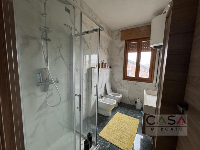 A Gaiarine, in Via Salvatoizza, proponiamo in vendita un’ampia villa bifamiliare dall’affascinant...