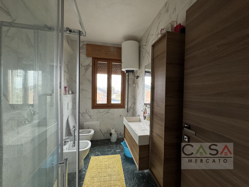 A Gaiarine, in Via Salvatoizza, proponiamo in vendita un’ampia villa bifamiliare dall’affascinant...