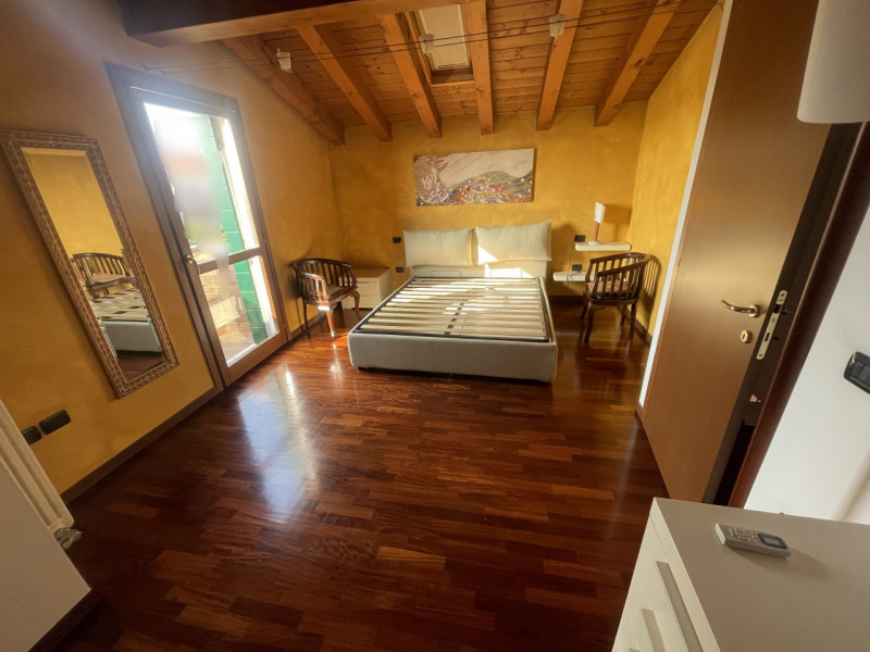 Rif. CA2015 - Immobile Brenta è lieta di presentare un affascinante appartamento duplex situato a...