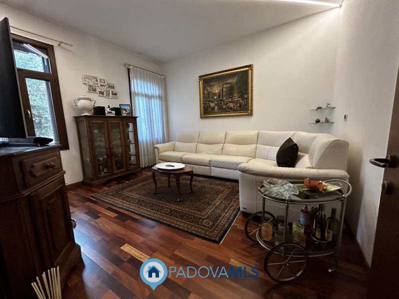 Immobile in esclusiva al Gruppo Padova MLS
Scopri questa affascinante bifamiliare situata nel cuo...
