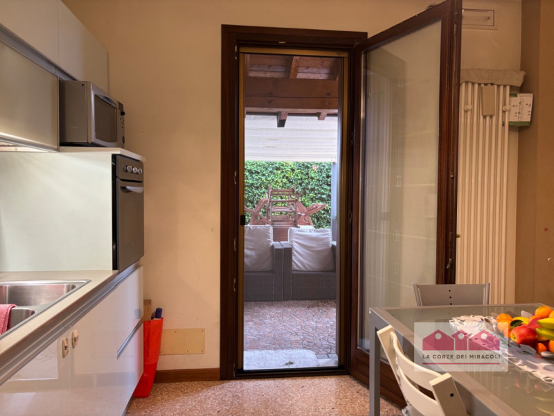 POIANELLA DI BRESSANVIDO: ELEGANTE PORZIONE DI QUADRIFAMILIARE CON TRE STANZE, TRE BAGNI, TAVERNA...