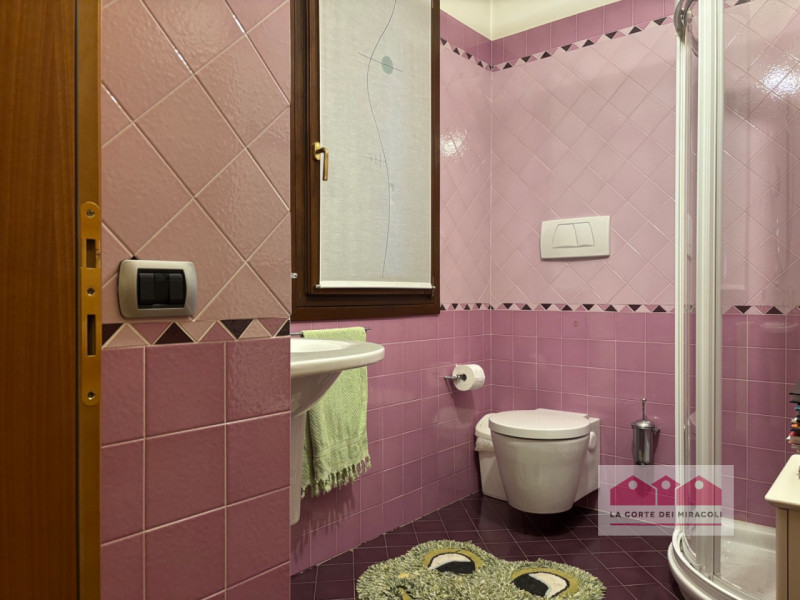 POIANELLA DI BRESSANVIDO: ELEGANTE PORZIONE DI QUADRIFAMILIARE CON TRE STANZE, TRE BAGNI, TAVERNA...