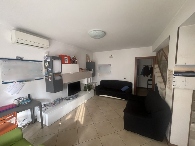 Nel cuore pulsante di Noventa Padovana, vi presentiamo una straordinaria porzione di quadrifamili...