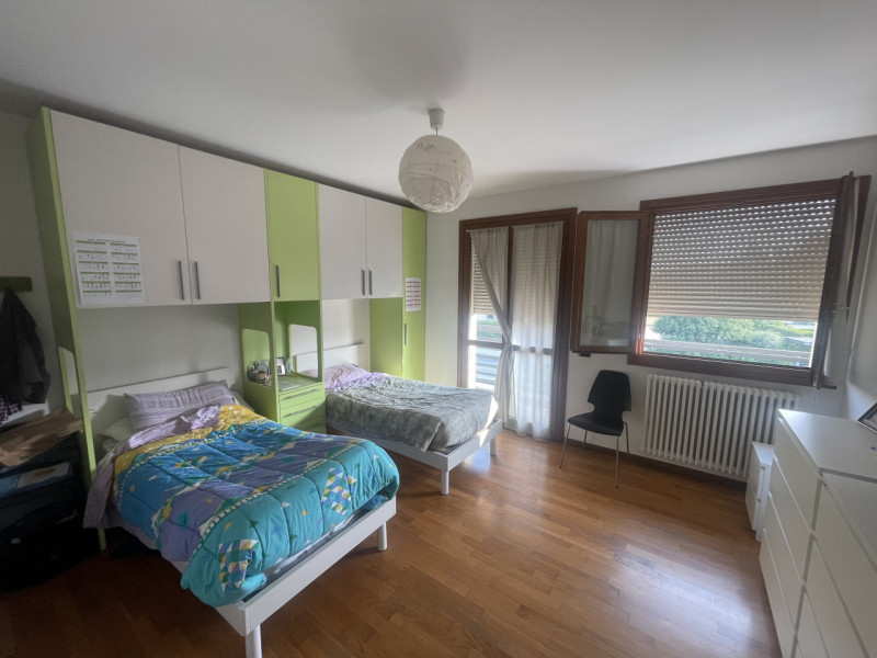 Nel cuore pulsante di Noventa Padovana, vi presentiamo una straordinaria porzione di quadrifamili...