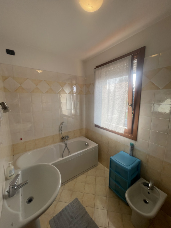 Nel cuore pulsante di Noventa Padovana, vi presentiamo una straordinaria porzione di quadrifamili...