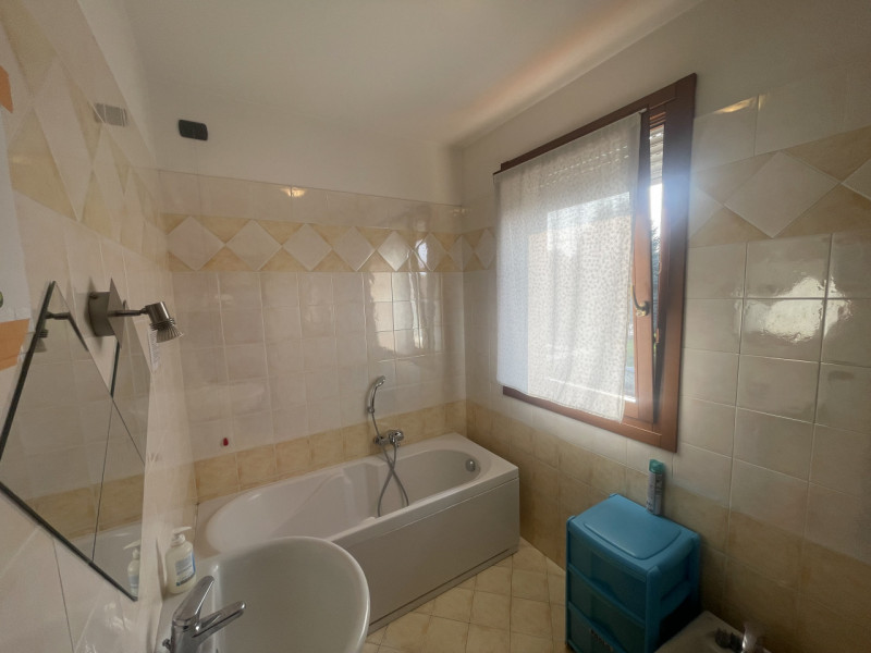 Nel cuore pulsante di Noventa Padovana, vi presentiamo una straordinaria porzione di quadrifamili...