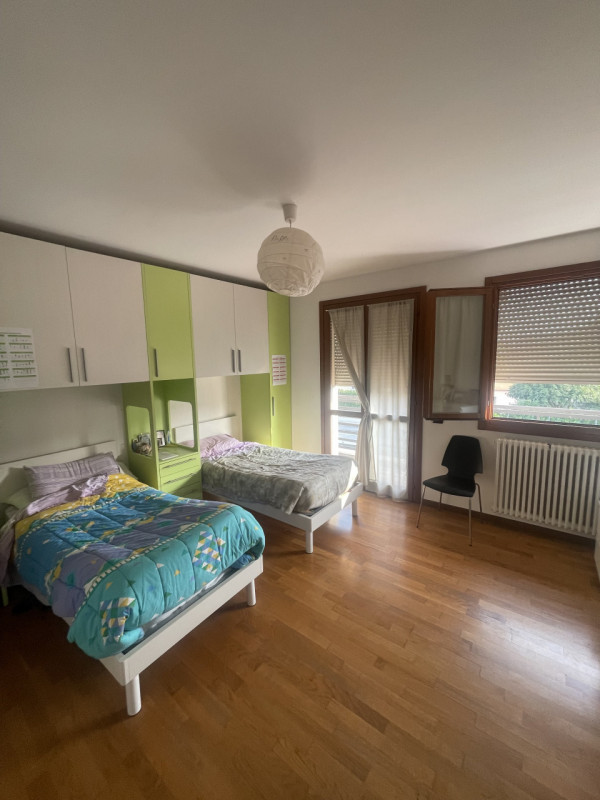 Nel cuore pulsante di Noventa Padovana, vi presentiamo una straordinaria porzione di quadrifamili...