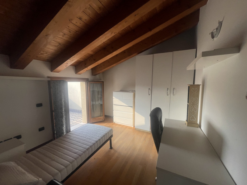 Nel cuore pulsante di Noventa Padovana, vi presentiamo una straordinaria porzione di quadrifamili...