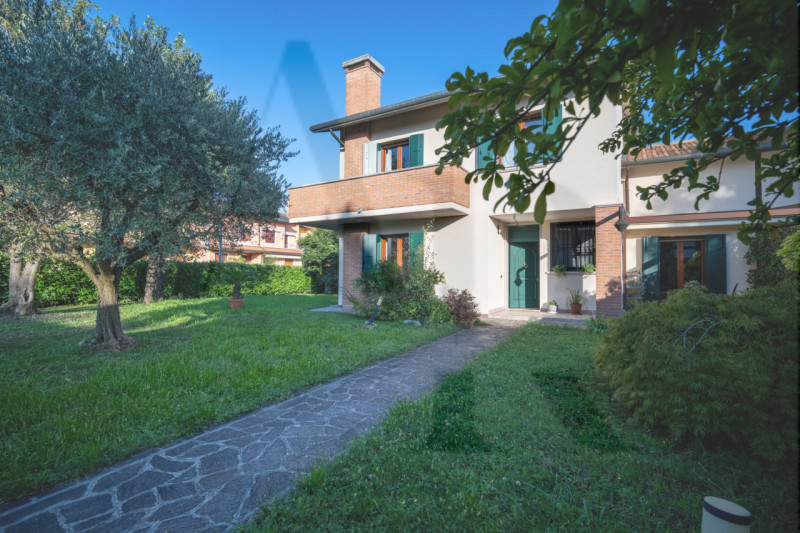 Selvazzano Dentro - San Domenico: In uno splendido contesto centrale e residenziale, ottimamente ...