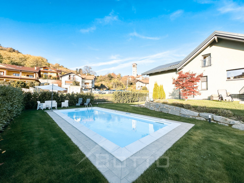 Villa for sale in Grignasco with pool, garden and two independent apartments