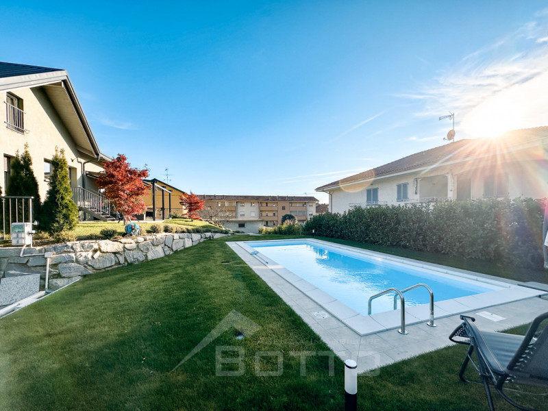 Villa for sale in Grignasco with pool, garden and two independent apartments