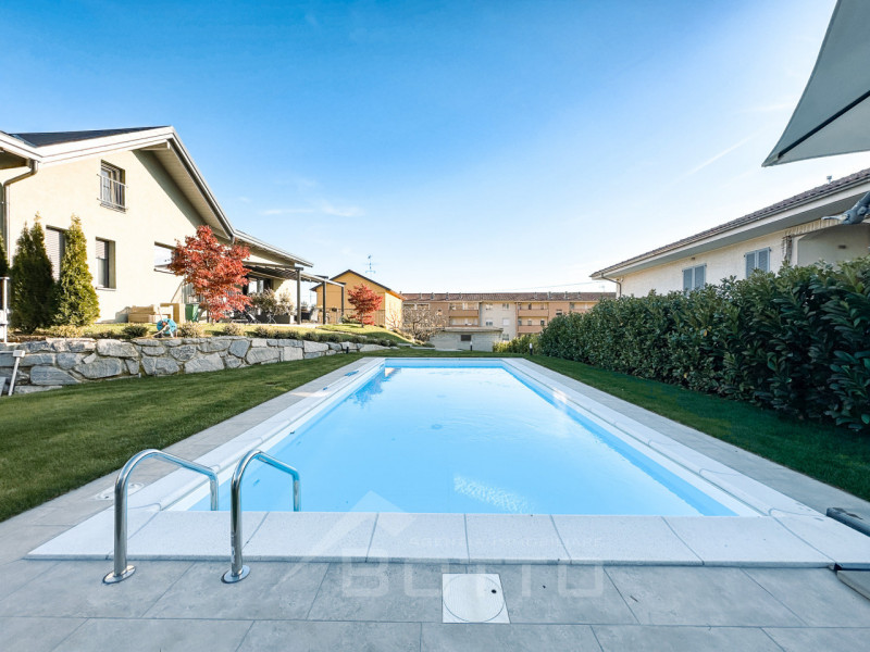 Villa for sale in Grignasco with pool, garden and two independent apartments