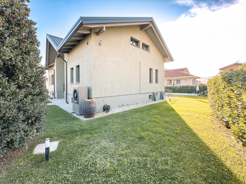 Villa for sale in Grignasco with pool, garden and two independent apartments