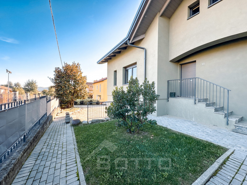 Villa for sale in Grignasco with pool, garden and two independent apartments