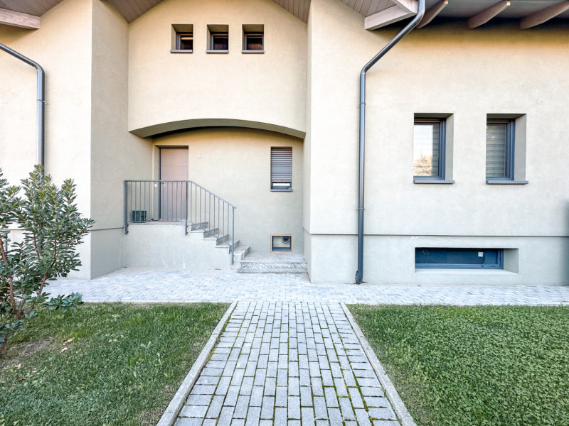 Villa for sale in Grignasco with pool, garden and two independent apartments