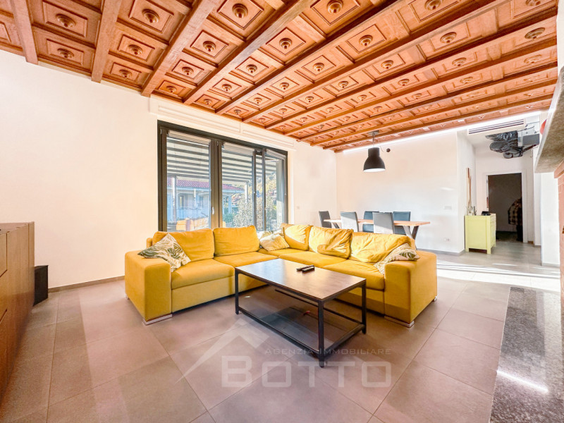 Villa for sale in Grignasco with pool, garden and two independent apartments