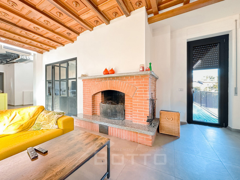 Villa for sale in Grignasco with pool, garden and two independent apartments