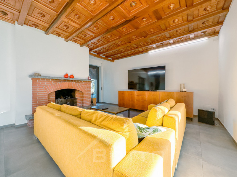 Villa for sale in Grignasco with pool, garden and two independent apartments