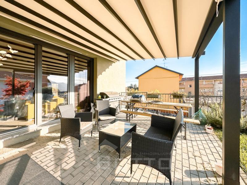 Villa for sale in Grignasco with pool, garden and two independent apartments