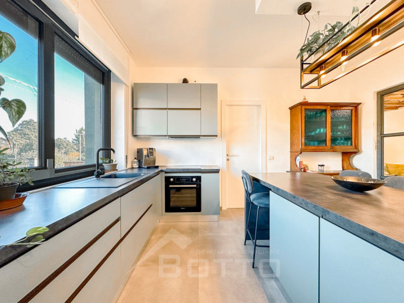 Villa for sale in Grignasco with pool, garden and two independent apartments