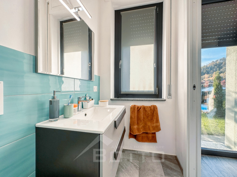 Villa for sale in Grignasco with pool, garden and two independent apartments