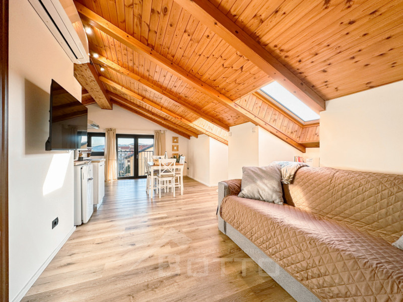 Villa for sale in Grignasco with pool, garden and two independent apartments