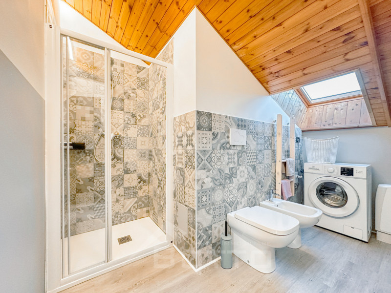 Villa for sale in Grignasco with pool, garden and two independent apartments