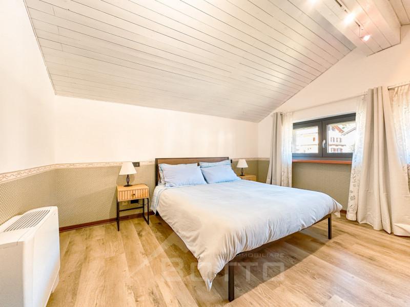 Villa for sale in Grignasco with pool, garden and two independent apartments