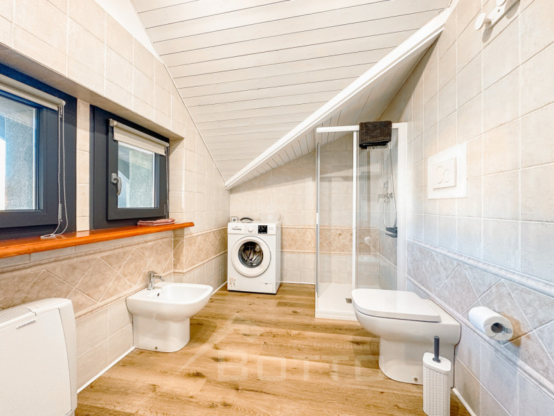 Villa for sale in Grignasco with pool, garden and two independent apartments