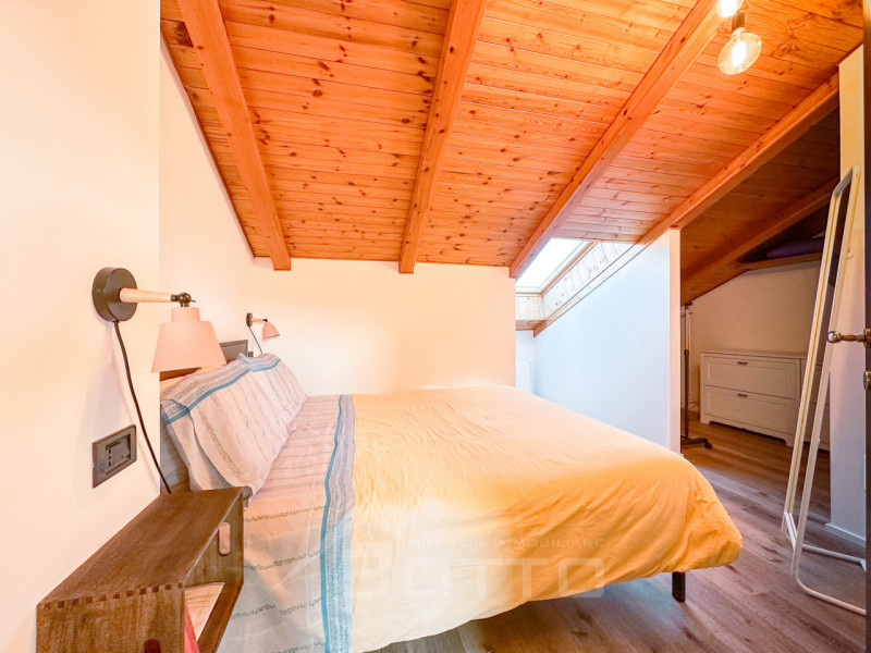 Villa for sale in Grignasco with pool, garden and two independent apartments