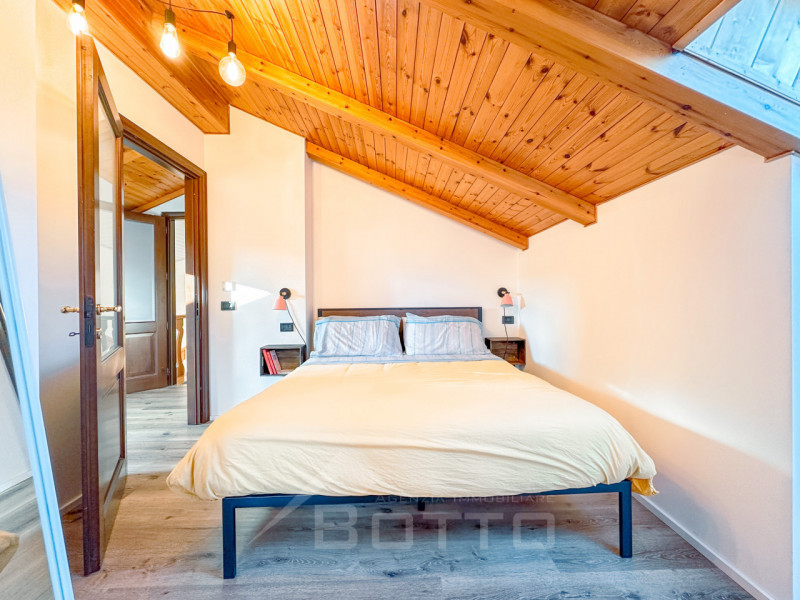 Villa for sale in Grignasco with pool, garden and two independent apartments