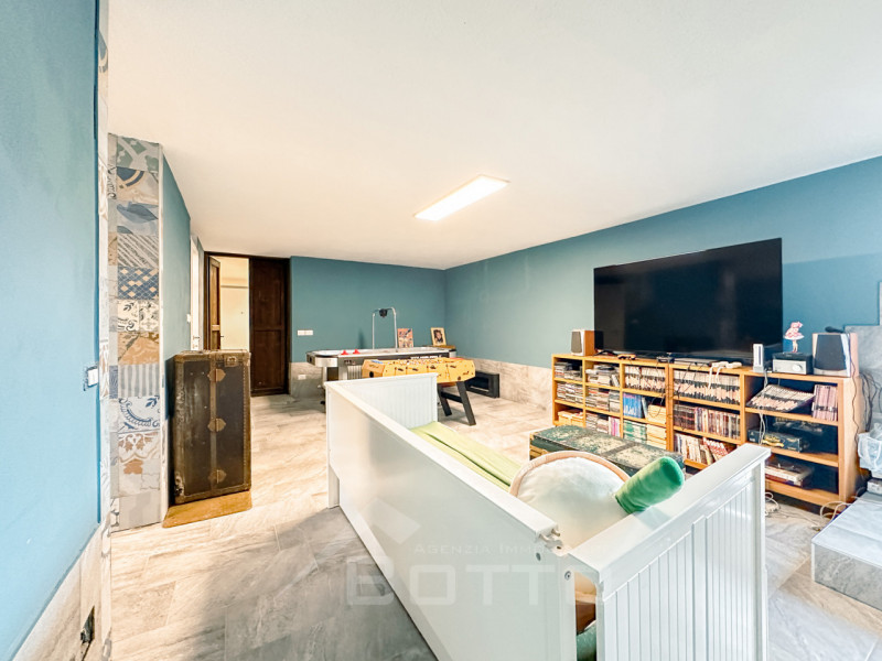 Villa for sale in Grignasco with pool, garden and two independent apartments