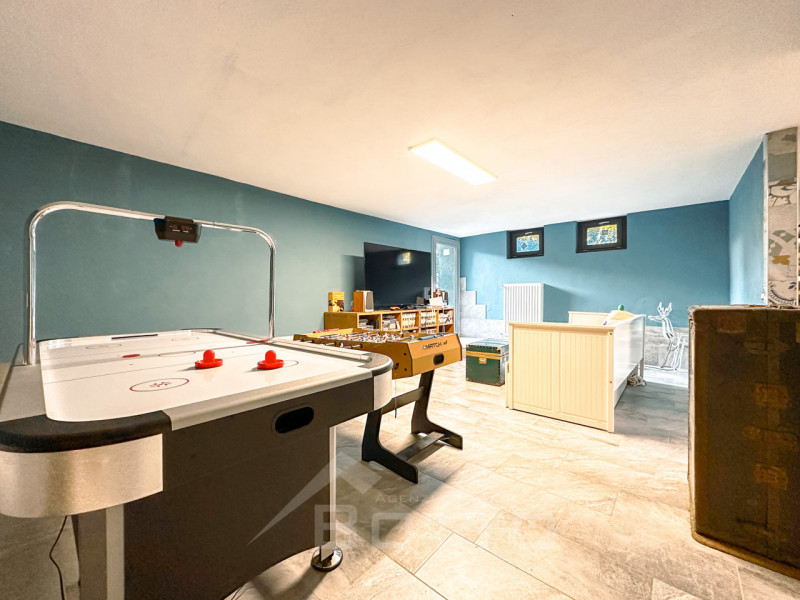 Villa for sale in Grignasco with pool, garden and two independent apartments