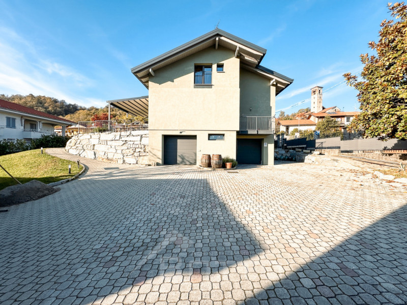 Villa for sale in Grignasco with pool, garden and two independent apartments