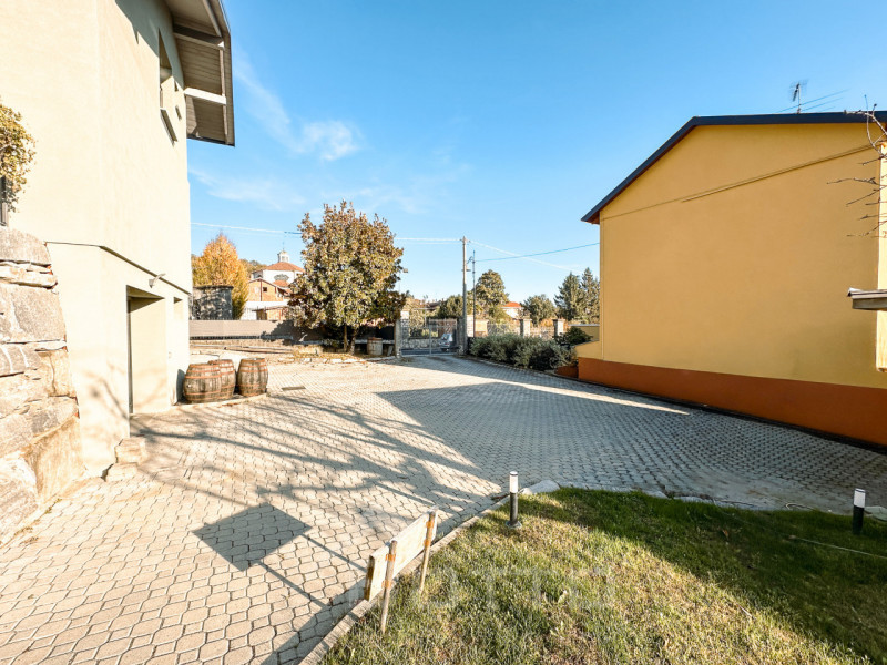 Villa for sale in Grignasco with pool, garden and two independent apartments