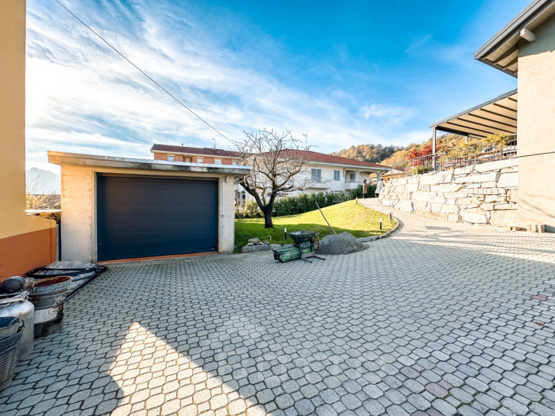 Villa for sale in Grignasco with pool, garden and two independent apartments