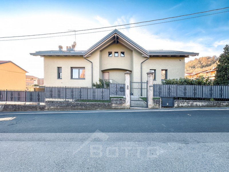 Villa for sale in Grignasco with pool, garden and two independent apartments