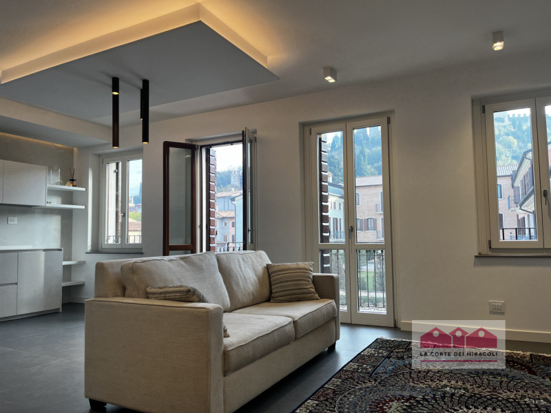 SOAVE: TRICAMERE COMPOSTO DA SOGGIORNO CON ANGOLO COTTURA, TERRAZZA, DUE BAGNI, TRE CAMERE. RIF. ...