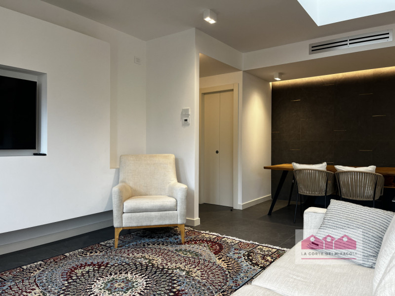 SOAVE: TRICAMERE COMPOSTO DA SOGGIORNO CON ANGOLO COTTURA, TERRAZZA, DUE BAGNI, TRE CAMERE. RIF. ...