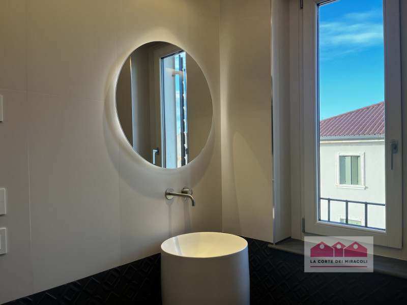 SOAVE: TRICAMERE COMPOSTO DA SOGGIORNO CON ANGOLO COTTURA, TERRAZZA, DUE BAGNI, TRE CAMERE. RIF. ...