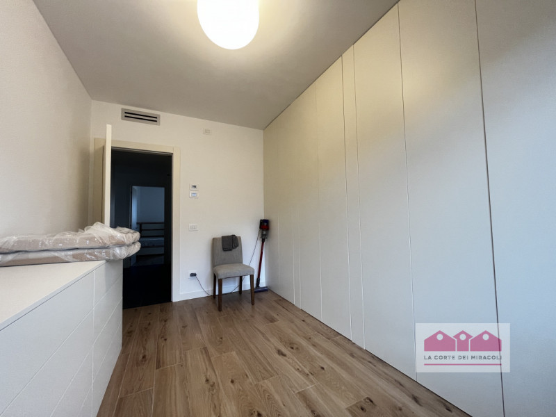 SOAVE: TRICAMERE COMPOSTO DA SOGGIORNO CON ANGOLO COTTURA, TERRAZZA, DUE BAGNI, TRE CAMERE. RIF. ...