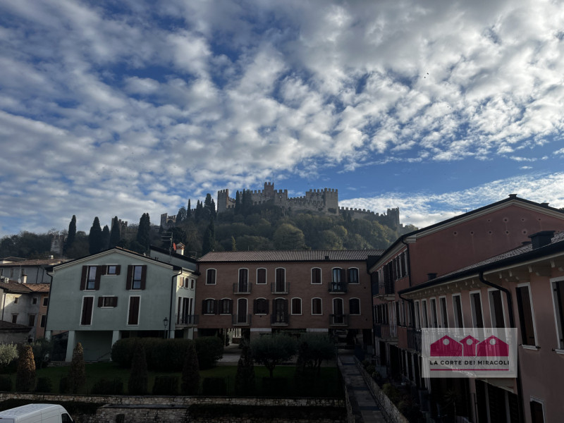 SOAVE: TRICAMERE COMPOSTO DA SOGGIORNO CON ANGOLO COTTURA, TERRAZZA, DUE BAGNI, TRE CAMERE. RIF. ...